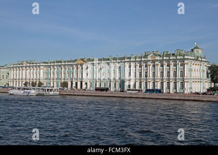 Blick entlang der historischen Flussfront auf der Newa auf den Winterpalast in Sankt Petersburg, Russland. Stockfoto