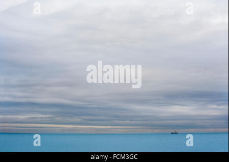Das Schiff am Horizont trüb. Stockfoto