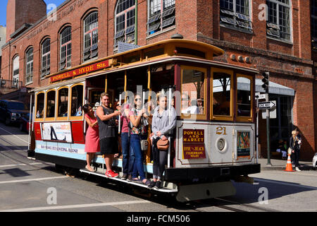 Powell & Hyde Seilbahn vorbei vor Cable Car Museum in Nob Hill, San Francisco, Kalifornien, USA Stockfoto