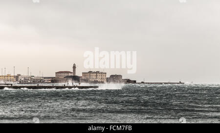 ein windiger Winternachmittag im Hafen von einer italienischen Stadt Stockfoto