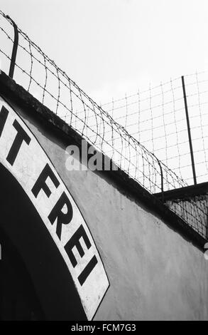 Stacheldraht und das Wort "Frei" (kostenlos) aus dem Satz "Arbeit Macht Frei" über dem Torbogen des ehemaligen Konzentrationslagers Theresienstadt Stockfoto