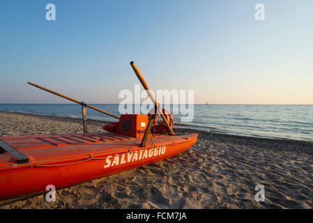 Roten Rettungsboot bei Sonnenuntergang am Strand am Mittelmeer in der Nähe von Palinuro in der Cilento-Region im Süden Italiens Mingardo Stockfoto