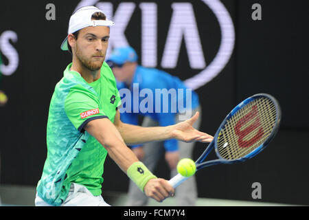 Melbourne Park, Melbourne. 23. Januar 2016. Joao Sousa von Portugal kehrt ein Schuss in seinem Match gegen Andy Murray von Großbritannien am Tag sechs der 2016 Australian Open in Melbourne Park, Melbourne, Australien. Bildnachweis: Aktion Plus Sport/Alamy Live-Nachrichten Stockfoto