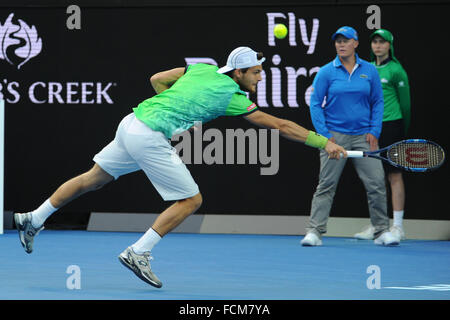 Melbourne Park, Melbourne. 23. Januar 2016. Joao Sousa von Portugal kehrt ein Schuss in seinem Match gegen Andy Murray von Großbritannien am Tag sechs der 2016 Australian Open in Melbourne Park, Melbourne, Australien. Bildnachweis: Aktion Plus Sport/Alamy Live-Nachrichten Stockfoto