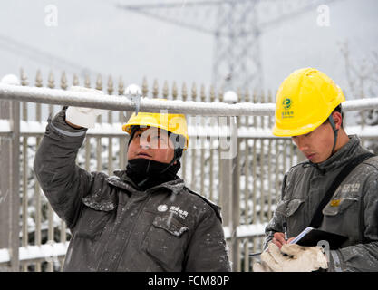 Peking, China. 23. Januar 2016. Zwei Elektriker patrouillieren am Chepan Berg in Wulong County in Chongqing in Zentralchina, am 23. Januar 2016. Chongqing macht Netzgesellschaft startet sofort einen emergency response Plan Stromversorgung nach der Kältewelle hit hier Samstag zu sichern. © Liu Chan/Xinhua/Alamy Live-Nachrichten Stockfoto