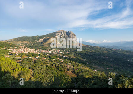 Der Berg Bereich des Monte Bulgheria und der Gemeinde von San Giovanni ein Piro im Cilento in der Morgensonne Stockfoto