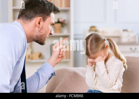 Strengen Vater seine Tochter zu bestrafen Stockfoto