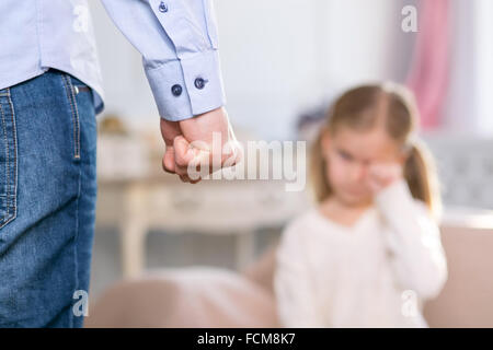 Strengen Vater seine Tochter zu bestrafen Stockfoto