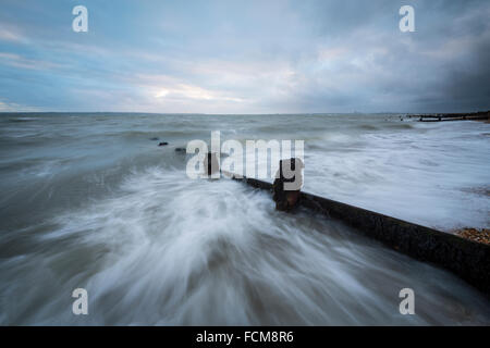 Eines der Buhnen an Hill Spitze in Hampshire. Stockfoto