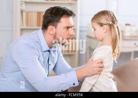 Strengen Vater seine Tochter zu bestrafen Stockfoto