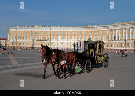 Pferd und Kutsche gemietet von Touristen in Northwestern Schlossplatz, Sankt Petersburg, Russland. Stockfoto