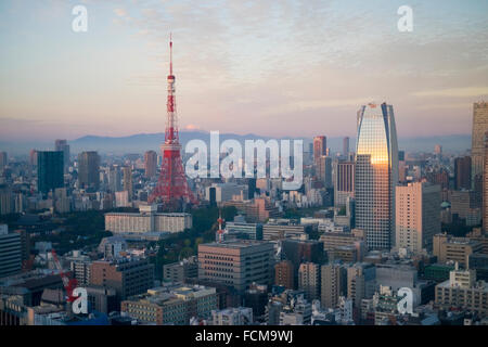 Blick auf den Tokyo Tower und Mount Fuji bei Sonnenaufgang, Tokio Stockfoto