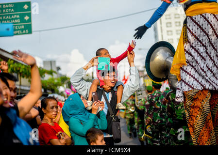 Tausende von Bandung Bürger, die in die Straßen, um an der fröhlichen Feier von Cap Go Meh (entspricht Laternenfest) teilnehmen. Stockfoto