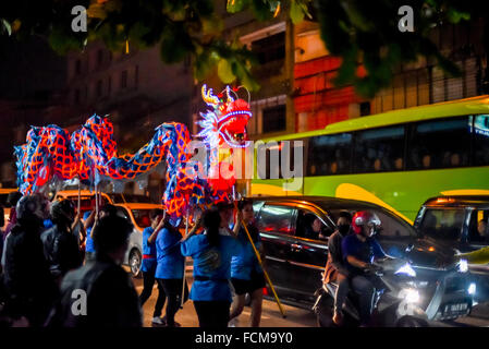 Drachenlaterne Parade während der Bandung Laterne Festival Kulturparade 2015 (Kirab Budaya Cap Go Meh Bandung 2015) in Bandung City, Indonesien. Stockfoto