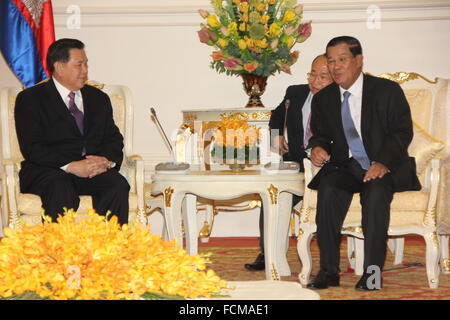 Phnom Penh, Kambodscha. 23. Januar 2016. Kambodschanische Premierminister Hun Sen (vorne R) trifft Thai stellvertretender Premierminister Tanasak Patimapragorn (L) in Phnom Penh, Kambodscha, 23. Januar 2016. Tanasak Patimapragorn besucht Kambodscha Kambodscha-Thailand freundliche Fußballspiel am Samstag im nationalen Olympiastadion in Phnom Penh zu besuchen. © Sovannara/Xinhua/Alamy Live-Nachrichten Stockfoto