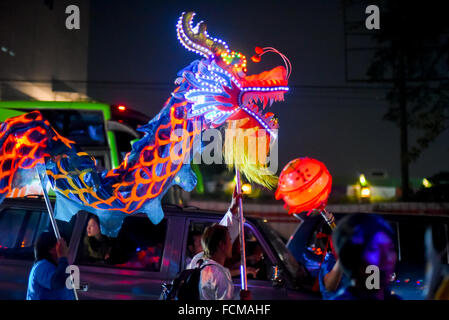 Drachenlaterne Parade während der Bandung Laterne Festival Kulturparade 2015 (Kirab Budaya Cap Go Meh Bandung 2015) in Bandung City, Indonesien. Stockfoto