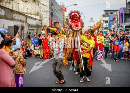 Tausende von Bandung Bürger, die in die Straßen, um an der fröhlichen Feier von Cap Go Meh (entspricht Laternenfest) teilnehmen. Stockfoto