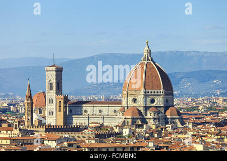 Florenz, Dom, Wahrzeichen der Basilika Santa Maria del Fiore und Giotto Campanile Panorama Blick vom Michelangelo Park squ Stockfoto