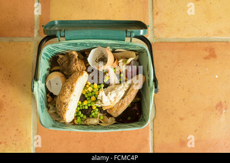 Speisereste - Indoor Lebensmittel recycling Caddy voller Küchenabfälle einschließlich Fleisch und Brot Stockfoto