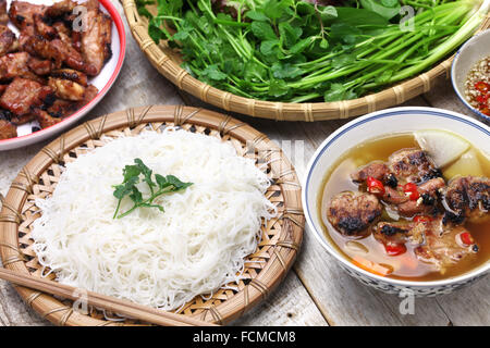 Bun Cha, gegrilltem Schweinefleisch Reisnudeln und Kräutern, vietnamesische Küche Stockfoto