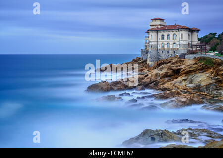 Boccale Burg Wahrzeichen am Cliff Felsen und Meer im Winter. Toskana, Italien, Europa Stockfoto