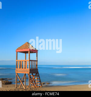 Bademeister oder Baywatch Strand hölzernen Aussichtsturm, Hütte oder Hütte. Langzeitbelichtung Fotografie. Italien Stockfoto