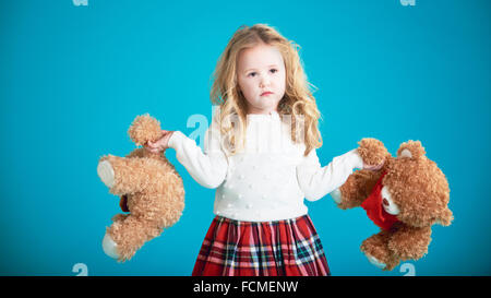 Fabelhaftes kleines Mädchen umarmt brauner Teddybär. Stockfoto