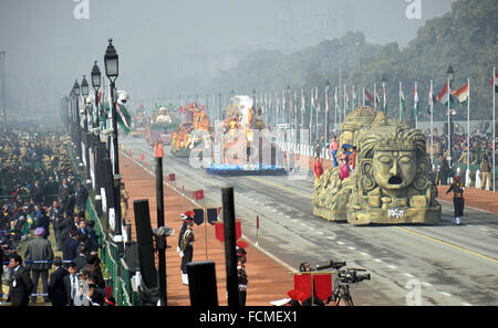 Neu-Delhi, Indien. 23. Januar 2016. Schwimmt die indischen Staaten März während einer Full Generalprobe der Republic Day Parade in New Delhi, Indien, 23. Januar 2016. Die Parade findet am 26. Januar mit Militärmarsch und Arm Display statt. Ein Kontingent der französischen Armee sowie deren Präsident Francois Hollande wurden eingeladen, die Feier in diesem Jahr teilzunehmen. Bildnachweis: Stringer/Xinhua/Alamy Live-Nachrichten Stockfoto