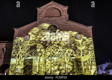 San Gimignano (Siena). Lichter reflektiert auf die Kathedrale Stiftskirche Santa Maria Assunta für San Gimignano Lumière Stockfoto