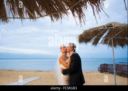 Das Brautpaar stehen am Strand. Stockfoto