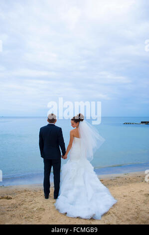 Das Brautpaar stehen am Strand. Stockfoto