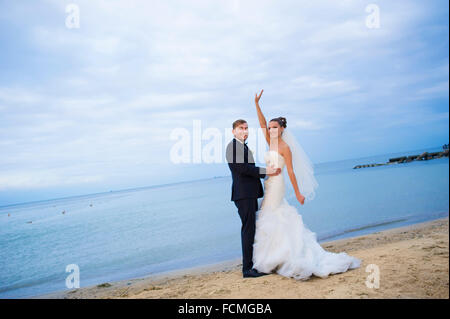 Schöne Brautpaar stehen am Strand. Stockfoto