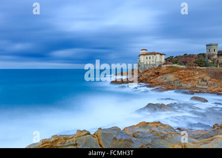 Boccale Burg Wahrzeichen am Cliff Felsen und Meer im Winter. Toskana, Italien, Europa Stockfoto