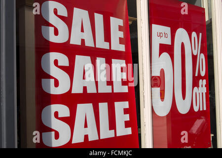 Verkauf und bis zu 50 Prozent Rabatt auf Zeichen in Schaufenster in Kingston upon Thames Surrey, England Stockfoto