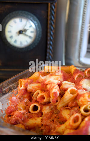 gebackene Nudeln mit Tomatensoße Mozzarella Salami Eiern und Schinken Stockfoto