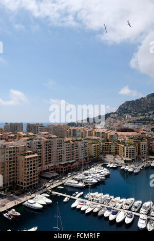 Luxuswohnungen mit Blick auf den Hafen von Monaco. Stockfoto