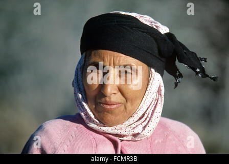 Porträt von einem türkischen Bäuerin trägt einen traditionellen Kopfbedeckung oder Kopf-Schal in der Westtürkei Stockfoto