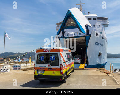 Krankenwagen, die Verladung auf das Auto Fähre Moby Love in Portoferraio Elba Insel Stockfoto