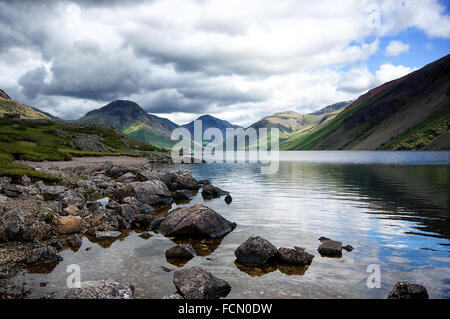 Wastwater - Morgen Blick entlang des Sees in Richtung der Berge an Wasdale Head, Cumbria, im englischen Lake District. Stockfoto