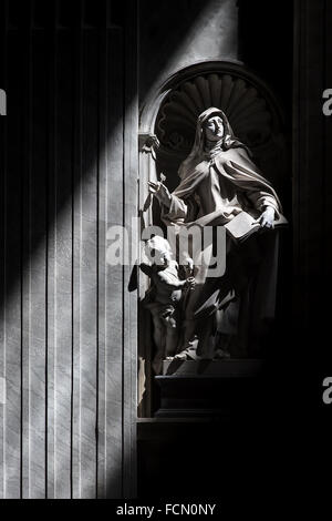 Baden in Licht in St.Peters Basilika Staue Stockfoto