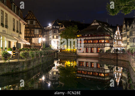 Ein Viertel, bekannt als Petite France in Straßburg bei Nacht Stockfoto