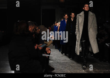 Modelle geht die Start-und Landebahn bei der Costume National Show in Mailand Männer Mode Woche Herbst/Winter 2016/17 in Mailand, Italien Stockfoto