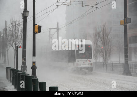 Jersey City, USA. 23. Januar 2016. Der Hudson-Bergen Light Rail wird trotz des Inclemental Wetters weitergeführt. Blizzard-Bedingungen entlang der nordöstlichen Küste führten in einen Ausnahmezustand als Declard in vielen Bereichen. Bildnachweis: Elizabeth Wake/Alamy Live-Nachrichten Stockfoto