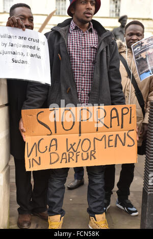 Whitehall, London, UK. 23. Januar 2016. Sudanesen inszenieren einen Protest gegenüber Downing Street gegen den Krieg in Darfur. Bildnachweis: Matthew Chattle/Alamy Live-Nachrichten Stockfoto