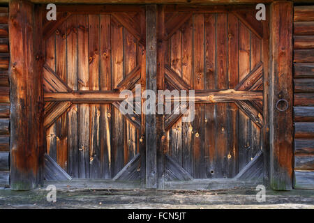 Scheune-Tor des 19. Jahrhunderts. Interessante Handwerkskunst des russischen Meisters Holz. Museum der Holz-Handwerk in Susdal. Stockfoto