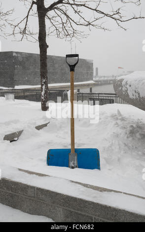 Jersey City, USA. 23. Januar 2016. Ein einsamer Schaufel in einem Schneehaufen am Wasser. Blizzard-Bedingungen entlang der nordöstlichen Küste führten in einen Ausnahmezustand als Declard in vielen Bereichen. Bildnachweis: Elizabeth Wake/Alamy Live-Nachrichten. Stockfoto