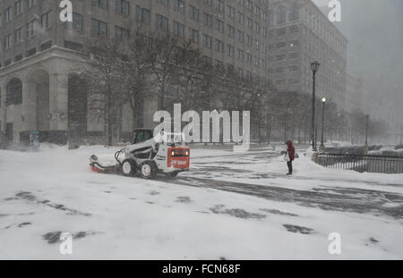 Jersey City, USA. 23. Januar 2016. Eine Schnee-Kehrmaschine löscht die verkehrsberuhigten Uferpromenade. Blizzard-Bedingungen entlang der nordöstlichen Küste führten in einen Ausnahmezustand als Declard in vielen Bereichen. Bildnachweis: Elizabeth Wake/Alamy Live-Nachrichten. Stockfoto