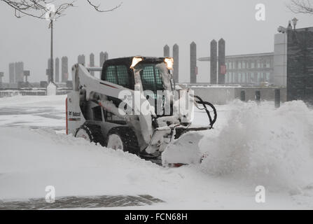 Jersey City, USA. 23. Januar 2016. Eine Schnee-Kehrmaschine löscht die verkehrsberuhigten Uferpromenade. Blizzard-Bedingungen entlang der nordöstlichen Küste führten in einen Ausnahmezustand als Declard in vielen Bereichen. Bildnachweis: Elizabeth Wake/Alamy Live-Nachrichten. Stockfoto