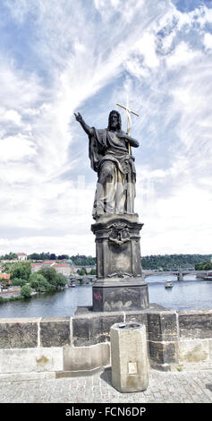 Statue des Hl. Johannes des Täufers auf der Karlsbrücke in Prag. Stockfoto