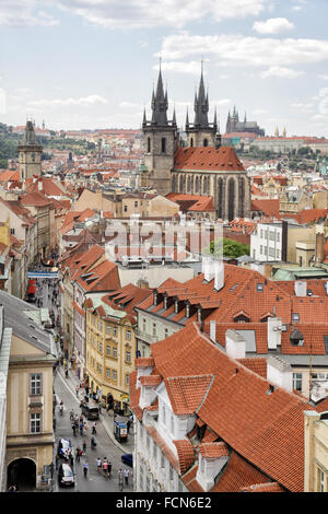 Prag. Blick vom Pulverturm zur Frauenkirche vor Tein. Stockfoto